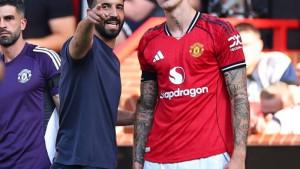 Pelatih-Manchester-United-Ruben-Amorim-memberikan-arahan-kepada-Benjamin-Sesko.jpg
