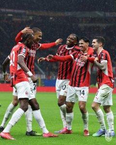 Pemain-AC-Milan-merayakan-gol-dalam-suatu-laga-di-Liga-Italia.jpg