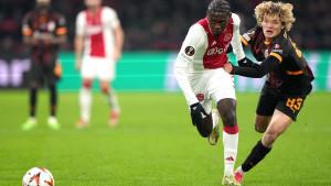 Pemain-Ajax-Jorthy-Mokio-berusaha-mengejar-bola.jpg