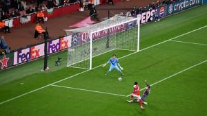 Pemain-Arsenal-Bukayo-Saka-menunjukan-aksinya-saat-berada-di-dalam-kotak-penalti.jpg