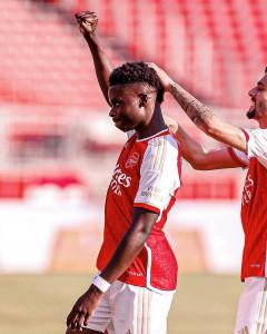 Pemain-Arsenal-Bukayo-Saka-menunjukan-tangan-ke-atas-saat-selebrasi-usai-mencetak-gol.jpg
