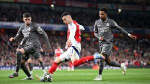 Pemain-Arsenal-Gabriel-Martinelli-diapit-dua-lawannya-dalam-suatu-laga.jpg