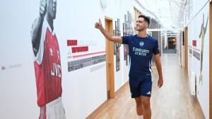 Pemain-Arsenal-Mikel-Merino-mengacungkan-jempol-ke-foto-idolanya-di-Arsenal.jpg