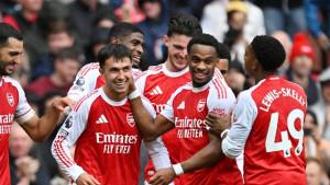 Pemain-Arsenal-Wiliam-Saliba-bersama-rekannya-merayakan-gol.jpg