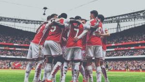Pemain-Arsenal-berkumpul-sebelum-melakukan-kickoff-di-Liga-Inggris.jpg