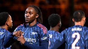 Pemain-Arsenal-berkumpul-untuk-merayakan-gol-dalam-suatu-laga-Liga-Inggris.jpg