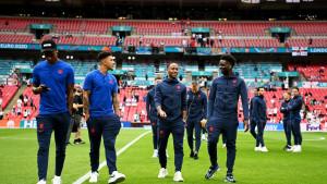 Pemain-Arsenal-dengan-santai-di-dalam-lapangan-Liga-Inggris.jpg