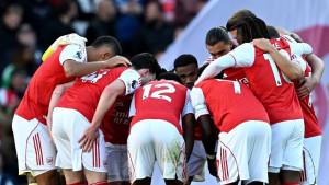 Pemain-Arsenal-melakukan-diskusi-di-tengah-lapangan-sebelum-kickoff-berlangsung.jpg