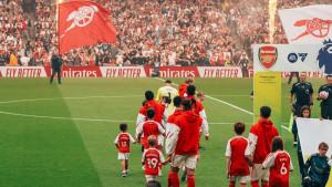 Pemain-Arsenal-memasuki-lapangan-untuk-persaiapan-pertandingan-Liga-Inggris.jpg