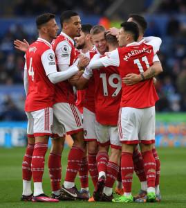 Pemain-Arsenal-memberikan-ucapan-selamat-kepada-rekannya-Leandro-Trossard.jpg