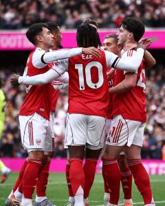 Pemain-Arsenal-merayakan-saat-suatu-laga-25-Oktober-2025.jpg
