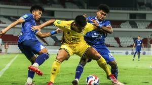 Pemain-Barito-Putera-Alexandro-Ferreira-berusaha-menguasai-bola-1.jpg