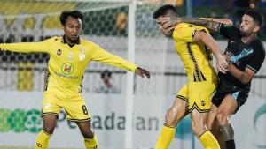 Pemain-Barito-Putera-Fabiano-Beltrame-saat-di-ganggu-pemain-Persela-1.jpg