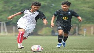 Pemain-Barito-Putera-U-18-saat-mengejar-bola.jpg