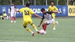 Pemain-Barito-Putera-mencoba-merebut1.jpg