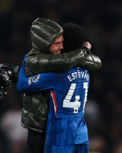Pemain-Chelsea-Cole-Palmer-memeluk-erat-rekannya-Estevao-usai-memenangkan-laga.jpg