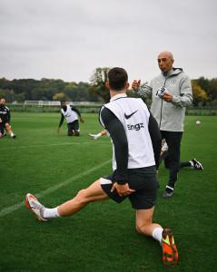 Pemain-Chelsea-melakukan-pemanasan-menjelang-latihan-10-Oktober-2025.jpg