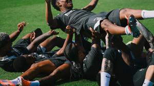 Pemain-Chelsea-menjalani-latihan-dengan-cara-yang-cukup-uni-untuk-menghibur-para-pemainnya.jpg