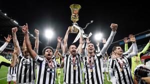 Pemain-Juventus-Weston-McKennie-bersama-para-seniornya-mengangkat-tropi-gelar-juara.jpg