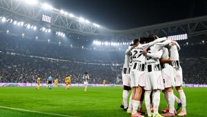 Pemain-Juventus-berkumpul-untuk-merayakan-gol-dalam-suatu-laga-31-Oktober.jpg
