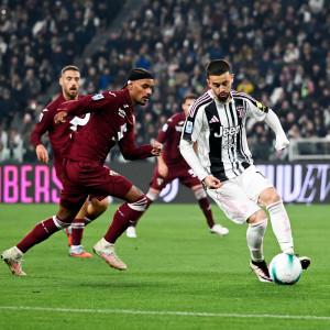 Pemain-Juventus-berupaya-mengecoh-pemain-lawan-dalam-laga-Liga-Italia.jpg