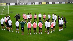 Pemain-Juventus-melingkar-untuk-mendengarkan-arahan-sang-pelatih-igor-Tudor-dalam-latihan-5-Agustus.jpg