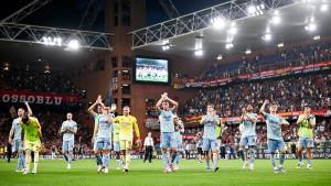 Pemain-Juventus-memberikan-salam-ke-para-pendukungnya-usai-laga-Liga-italia.jpg