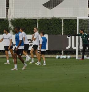 Pemain-Juventus-menggelar-latiohan-untuk-persiapan-Liga-Italia-musi-2025-2026.jpg