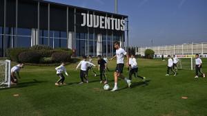 Pemain-Juventus-menjalani-fun-game-bersama-pemain-akademi.jpg