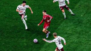Pemain-Liverpool-Florian-Wirtz-berusaha-membebaskan-diri-usai-dikepung-tiga-pemain-lawan.jpg