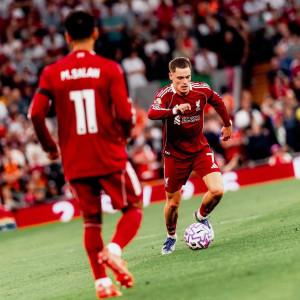 Pemain-Liverpool-Florian-Wirtz-menggiring-bola-disaksikan-rekannya-Mohamed-Salah.jpg