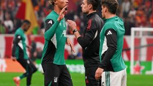 Pemain-Liverpool-Hugo-Ekitike-melakukan-kompak-sebelum-kickoff-laga-Liga-Champions.jpg