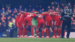 Pemain-Liverpool-berbaris-melingkar-sebelum-kick-off-untuk-mengatur-strategi-singkat-di-Liga-inggris.jpg