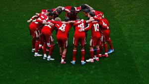 banjarmasin/Pemain-Liverpool-berdiri-melingkar-dan-berangkulan-sebelum-kickoff-dalam-laga-Liga-Inggris.jpg