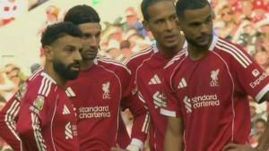 Pemain-Liverpool-berdiskusi-singkat-sebelum-kicckoff-laga-Liga-Inggris.jpg