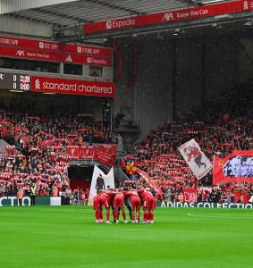 Pemain-Liverpool-diskusi-kecil-di-tengah-lapangan-sebelum-laga-Liga-Inggris.jpg