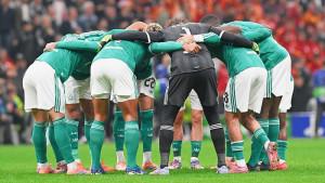 Pemain-Liverpool-membentuk-diskusi-melingkar-sebelum-kickoff-Liga-Champions-menghadapi-Galatasaray.jpg