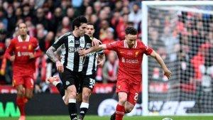 Pemain-Liverpool-menjaga-bola-dari-rebutan-pemain-Newcastle-United-Carabao.jpg