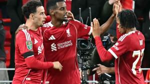 Pemain-Liverpool-merayakan-gol-bersama-Rio-Ngumoha.jpg