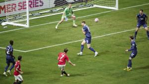 Pemain-Manchester-United-Mason-Mount-melakukan-tendangan-melengkung.jpg