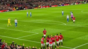 Pemain-Manchester-United-berkumpul-di-pojok-lapangan-untuk-merayakan-gol-27-Okt.jpg
