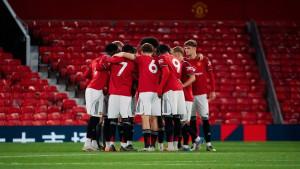 Pemain-Manchester-United-berkumpul-di-tengah-lapangan-menjelang-kickoff-dalam-laga-Liga-Inggris.jpg