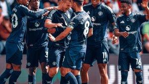Pemain-Manchester-United-melakukan-selebrasi-bersama-usai-mencetak-gol.jpg