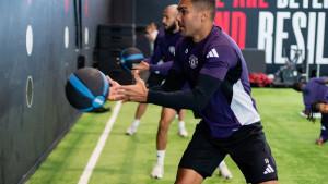 Pemain-Manchester-United-menjalani-latihan-di-dalam-ruangan.jpg