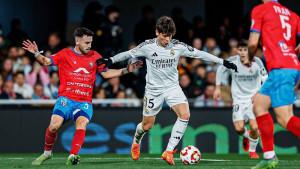 Pemain-Real-Madrid-Arda-Guler-dikepung-pemain-lawan-saat-laga-Liga-Spanyol.jpg
