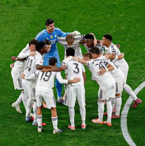 Pemain-Real-Madrid-berkumpul-membentuk-lingkaran-6-Okt.jpg