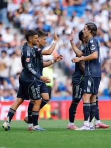 Pemain-Real-Madrid-merayakan-gol-dalam-kemenangan-Real-Sociedad.jpg