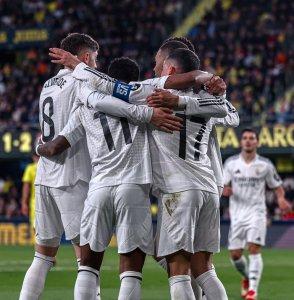 Pemain-Real-Madrid-merayakan-gol-dengan-bergembira-bersama-di-dalam-lapangan.jpg