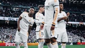 Pemain-Real-Madrid-termasuk-Vinicius-Junior-dan-Jude-Bellingham-merayakan-gol.jpg