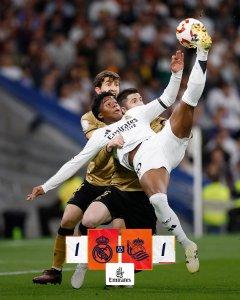 Pemain-Real-madrid-Endric-melakukan-tendangan-salto-dikawan-pemain-Real-Sociedad.jpg